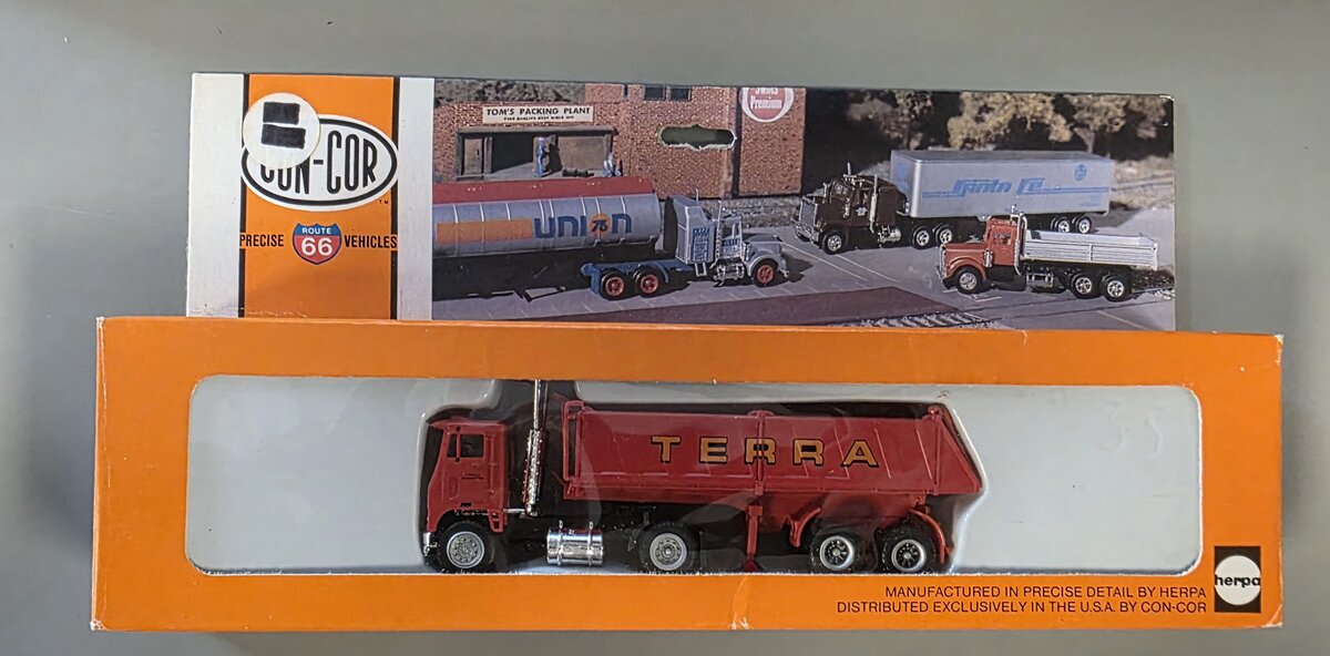 Con-Cor 0004-001015 HO Herpa Terra Short Tractor and Semi Dumper