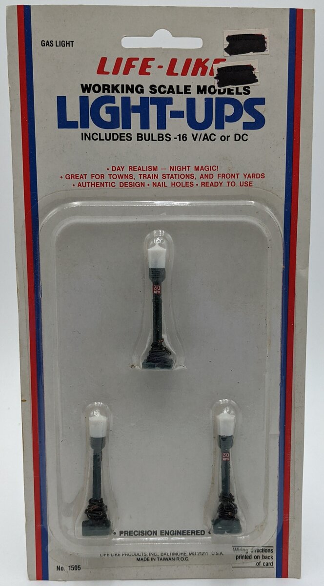Life Like 1505 HO/N Scale Light Poles Gas Light-Ups (Pack of 3)