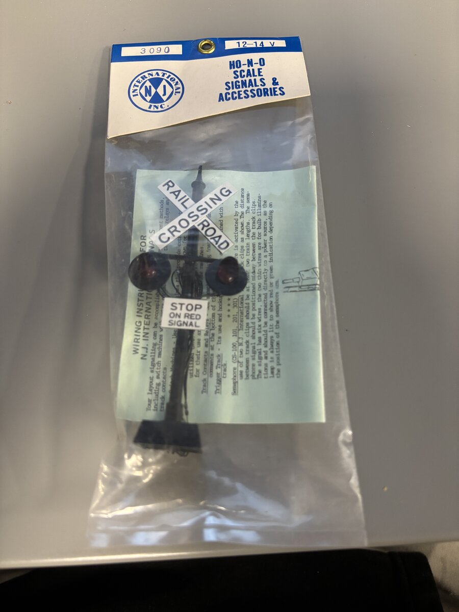 NJ International 3090 O/N And HO Scale Highway Flasher Crossbuck Signal 12 V