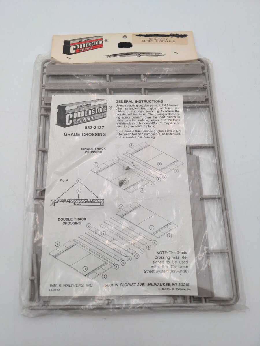 Walthers 933-3137 HO Rubber Mat Style Grade Crossing Building Kit