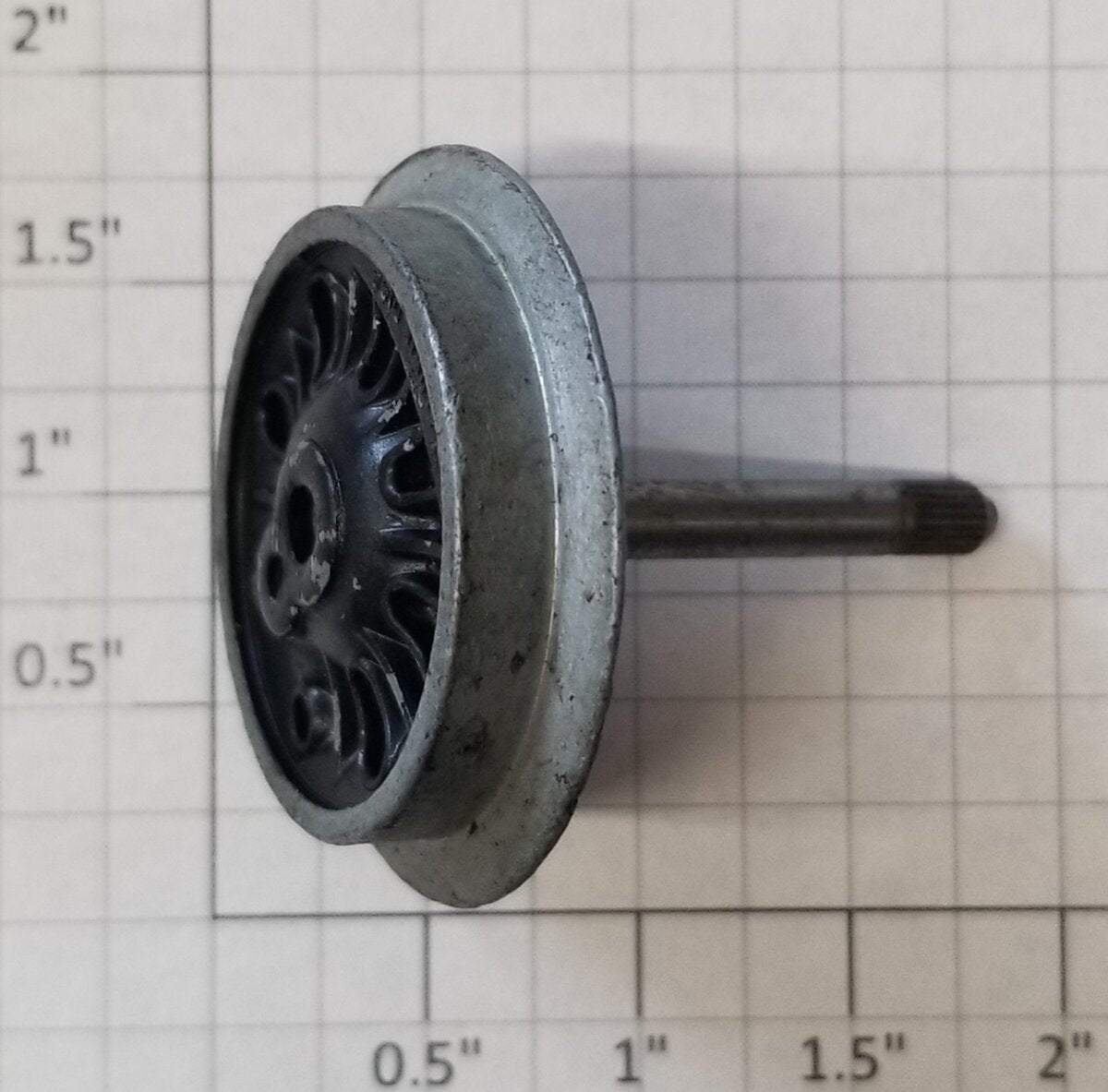 Lionel 8007-21 Non Grooved Drive Wheel with Gear & Axle