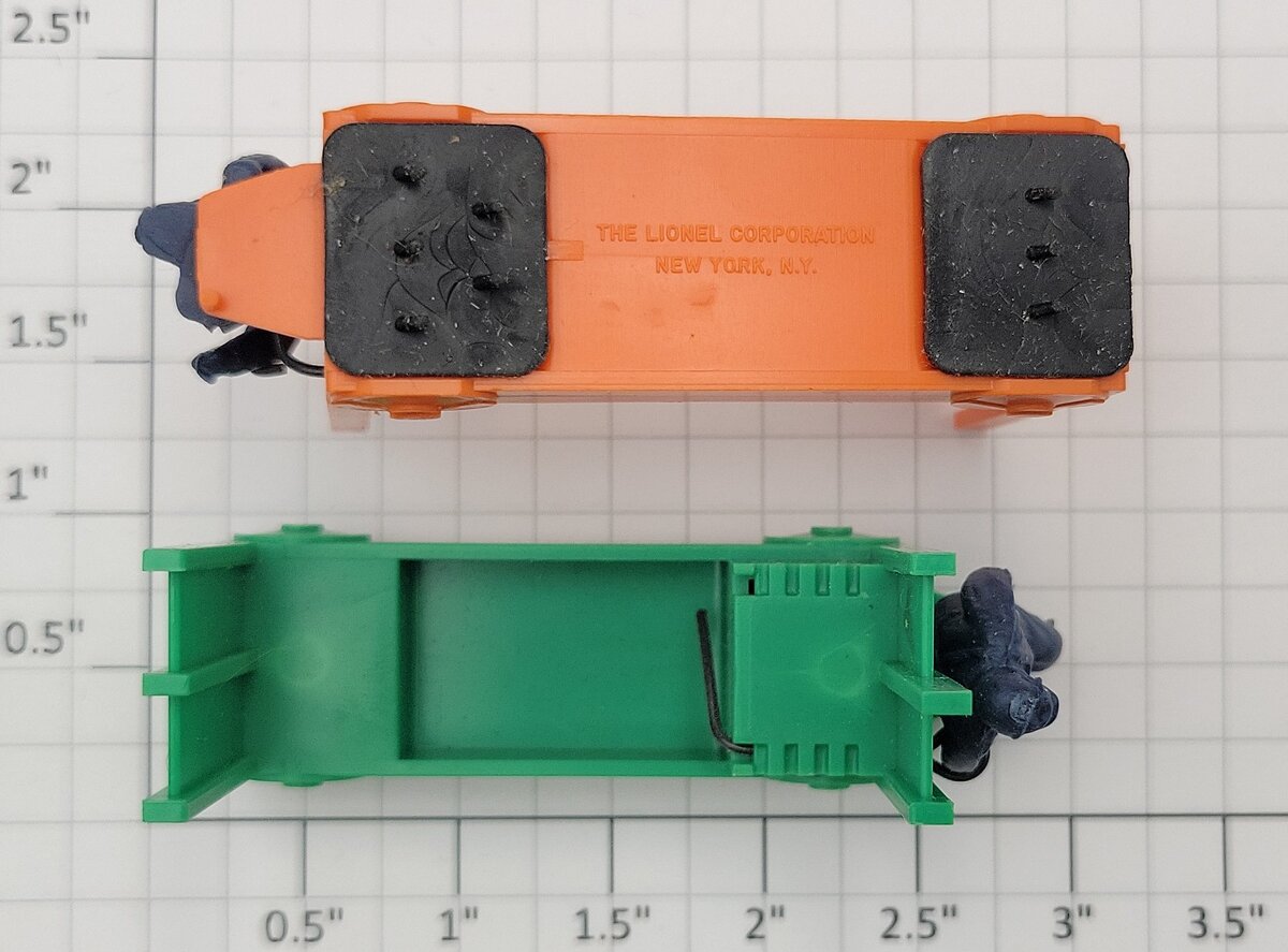 Lionel 356-35 Orange  and Green Baggage Cart Truck Set  (Set of 2)