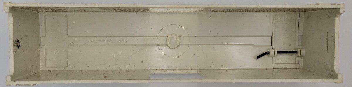Lionel 3482-2 White Automatic Refrigerated Milk Car Shell with Operating Hatch