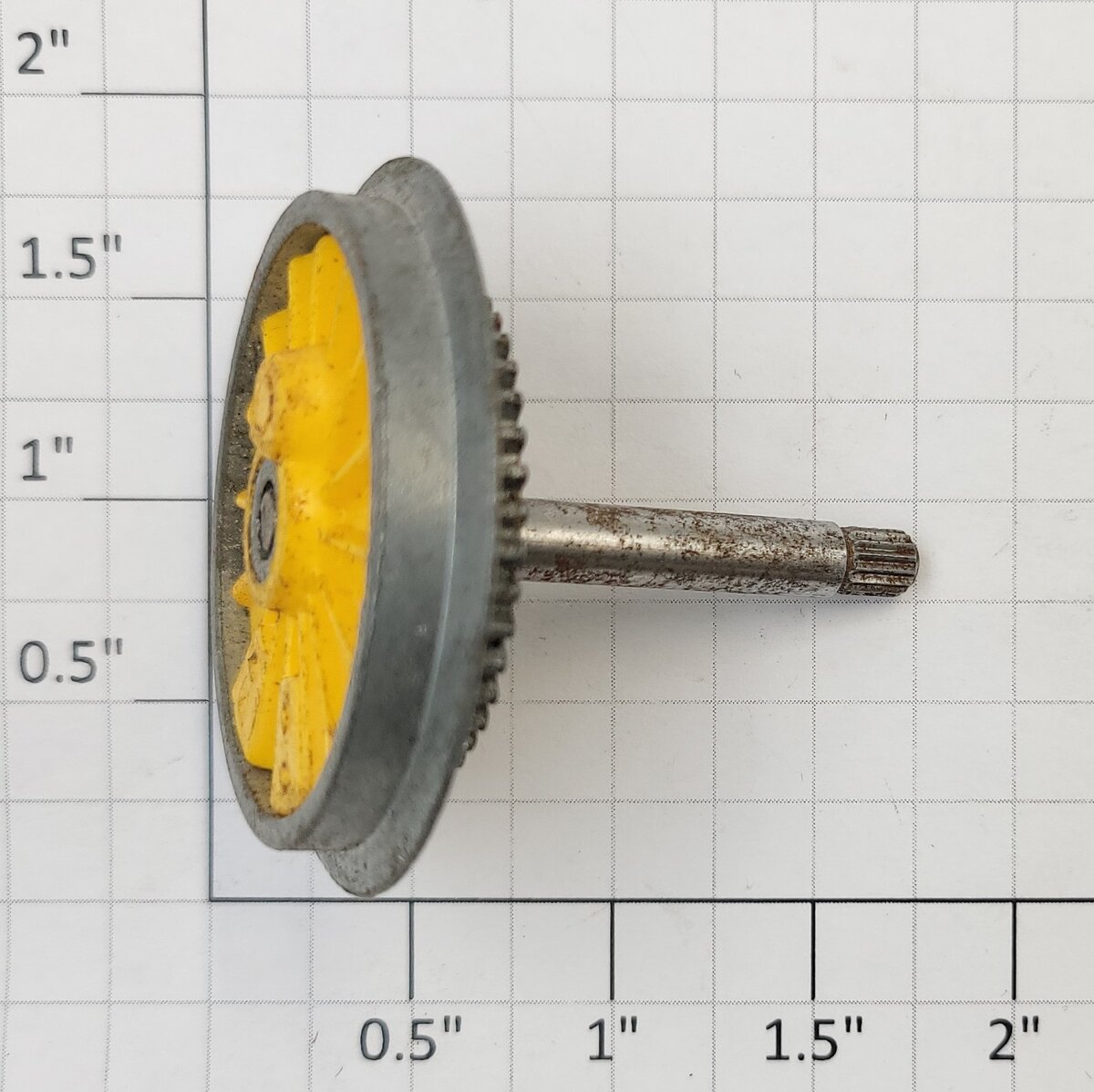 Lionel 8410-520 Geared Wheel and Axle Assembly with Yellow Plastic Insert