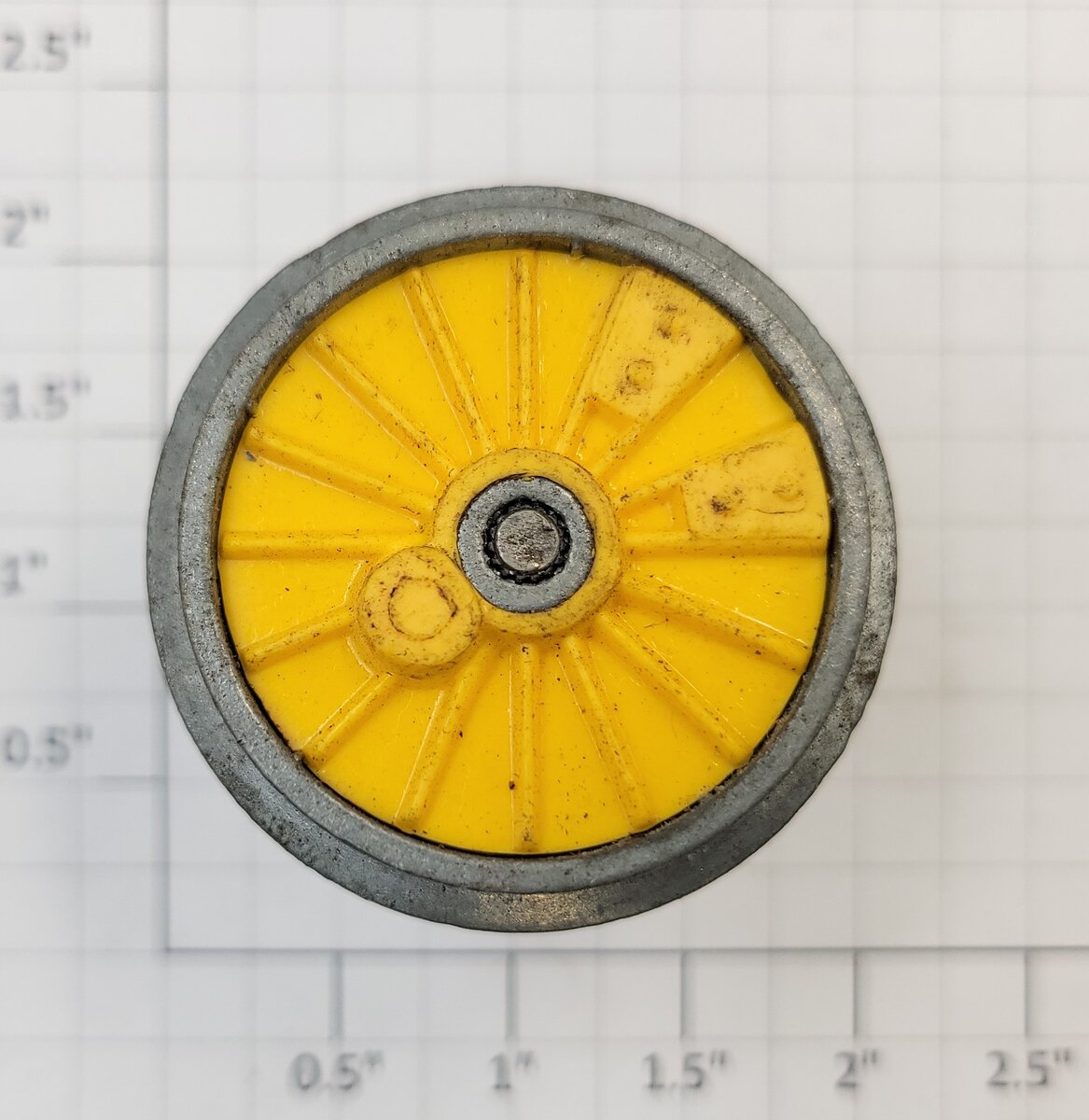 Lionel 8410-520 Geared Wheel and Axle Assembly with Yellow Plastic Insert