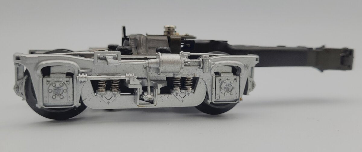 Lionel 15356-50 Silver Passenger Car Collector Sprung Truck w/ Operating Coupler
