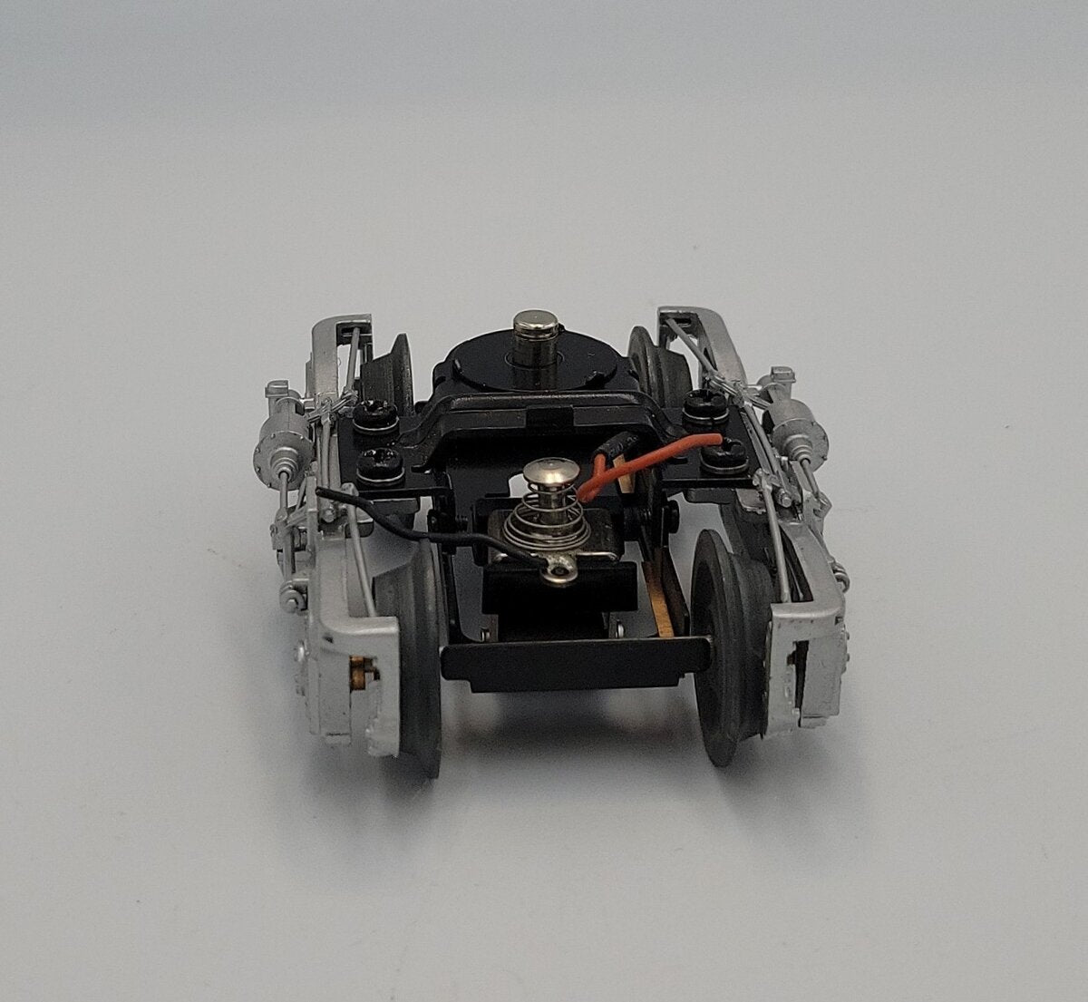 Lionel 15359-50 O Gauge Silver 4-Wheel Passenger Sprung Truck with Collector