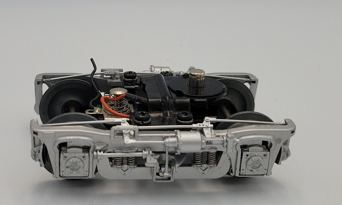 Lionel 15359-50 O Gauge Silver 4-Wheel Passenger Sprung Truck with Collector