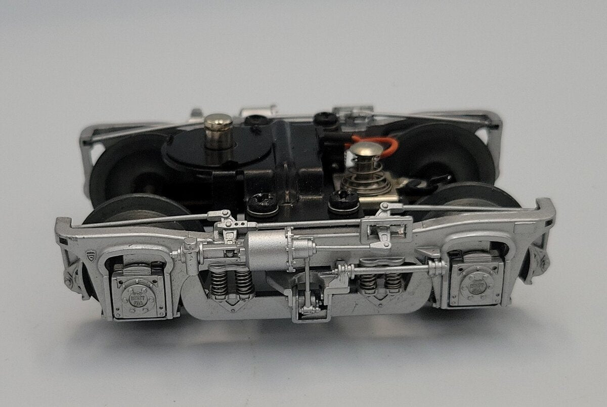 Lionel 15359-50 O Gauge Silver 4-Wheel Passenger Sprung Truck with Collector