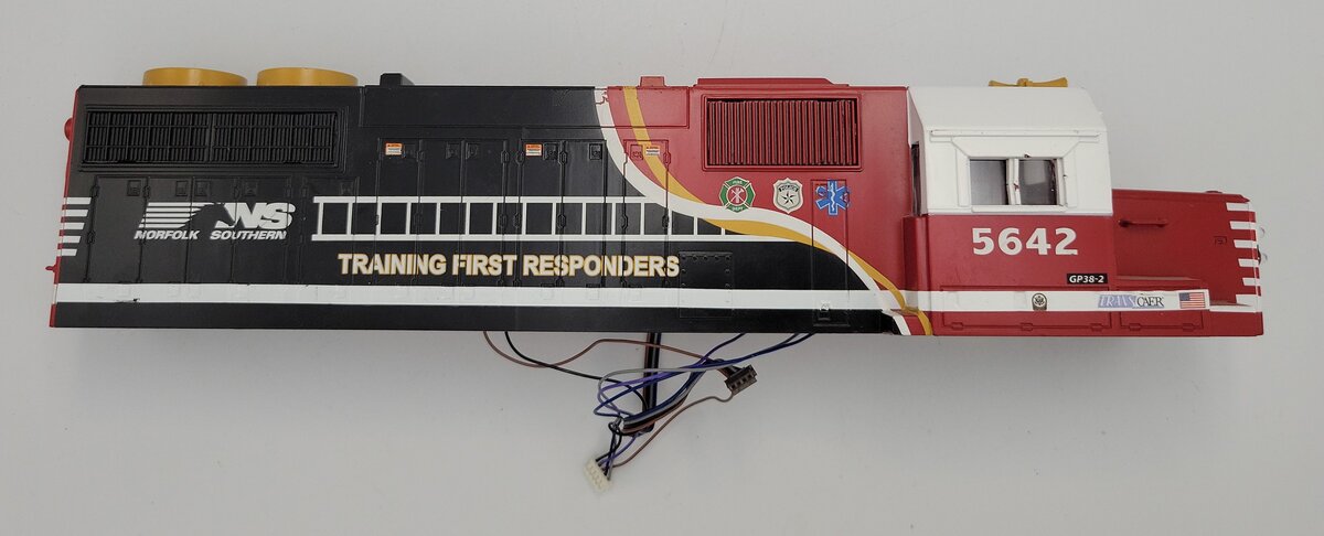 Lionel 84491-2 Lionchief GP-38 Diesel Locomotive Shell # 5642 with Light Harness