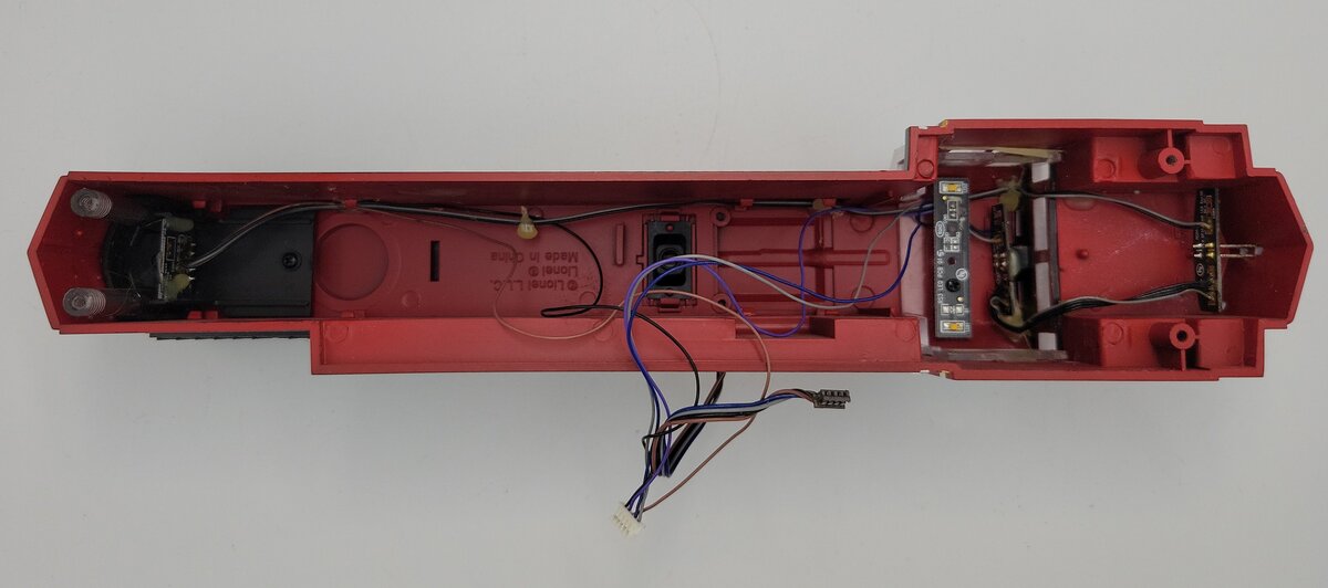 Lionel 84491-2 Lionchief GP-38 Diesel Locomotive Shell # 5642 with Light Harness