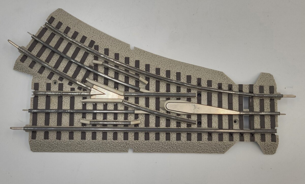 Lionel 12046-219 Fastrack Right Hand O36 Remote Switch Base Only