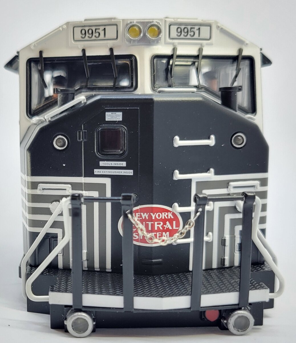 Lionel 28332-2 #9951 SD-80 New York Central Shell