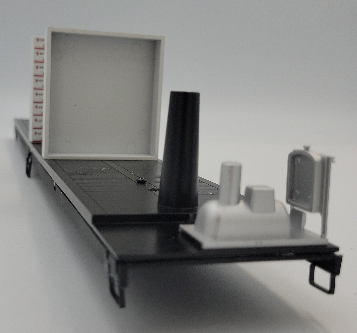 Lionel 27399-58 BNSF 57' Mechanical Reefer Frame with Load