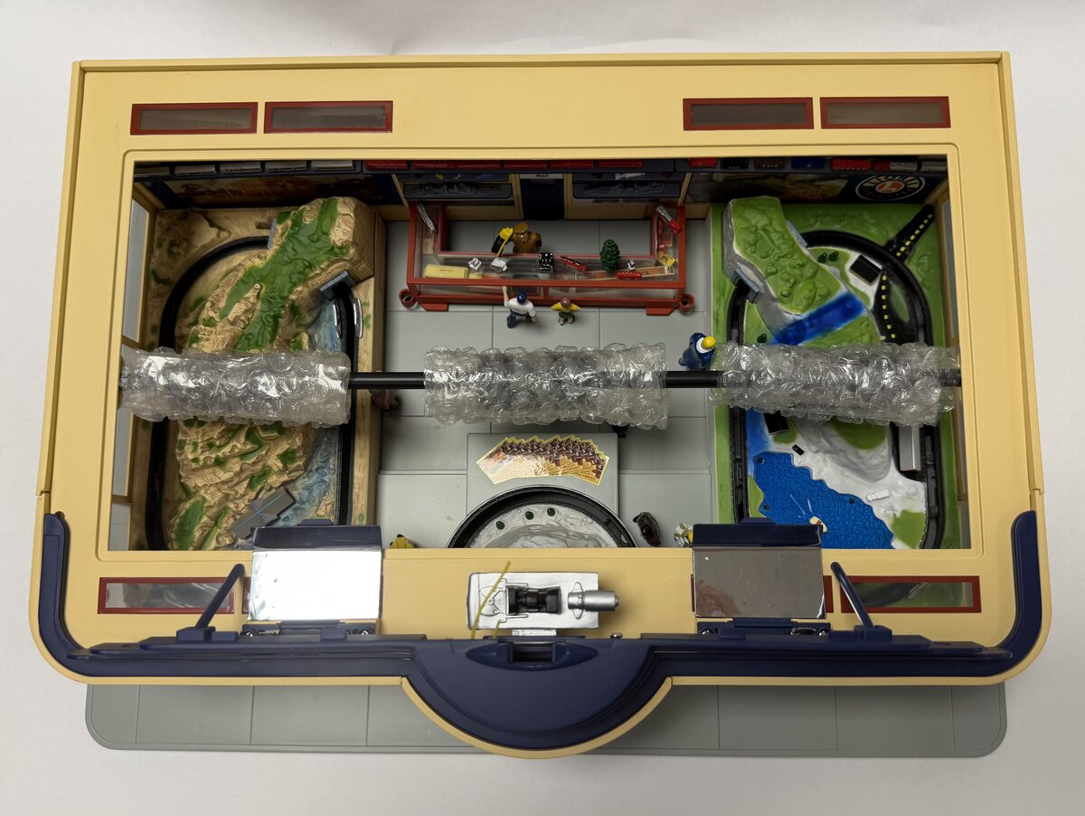 Lionel 24295-2 Hobby Shop Structure with Interior Decorative Fixtures