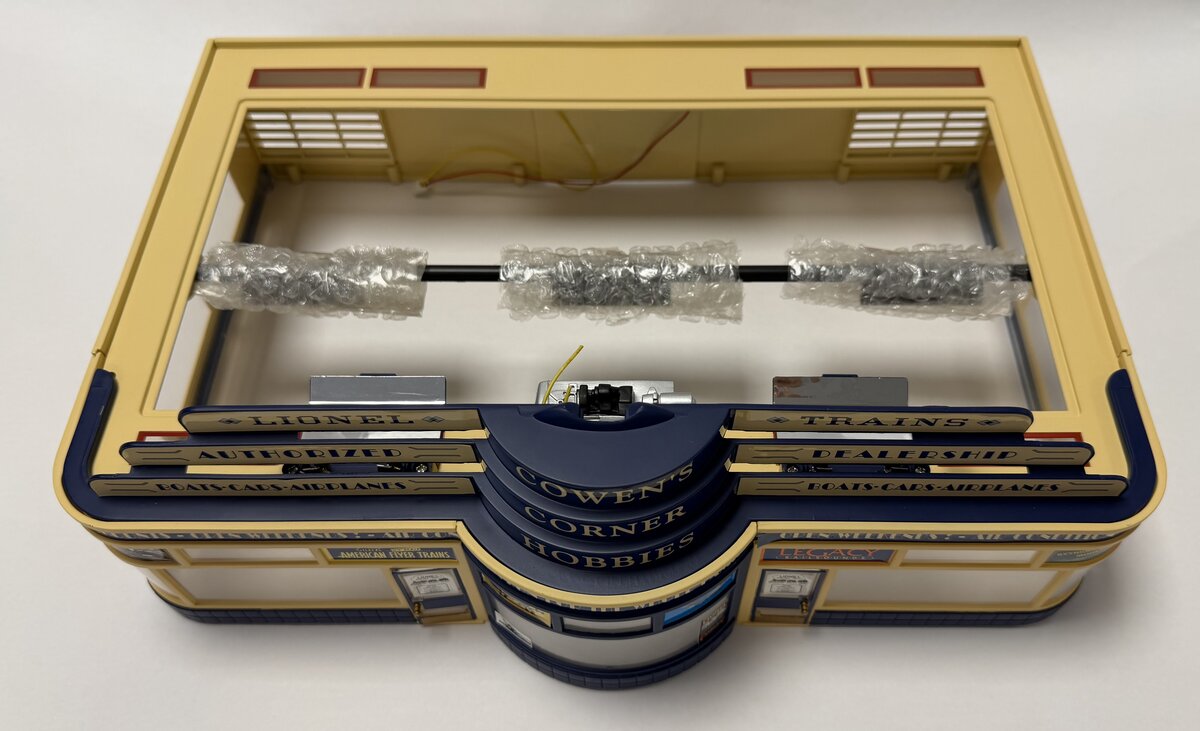 Lionel 24295-2 Hobby Shop Structure with Interior Decorative Fixtures