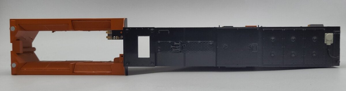 Lionel 28350-2 Orange BNSF Diecast Cabless ES44AC Diesel Locomotive Shell #6431