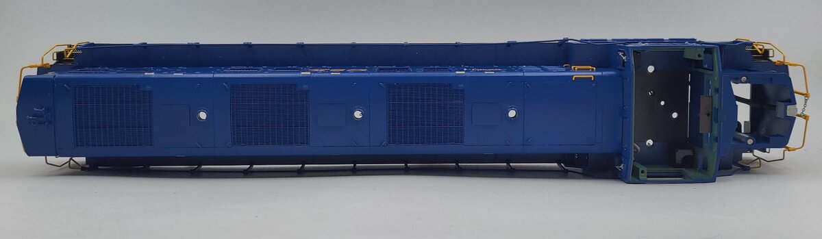 Lionel 28354-10 Diecast CSX Genset Diesel Switcher Locomotive Shell #1303