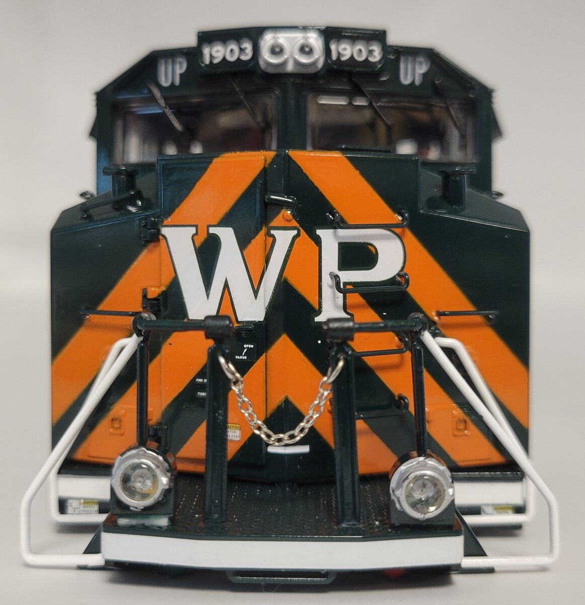 Lionel 28378-7 Feather River Route WP SD70ACe Diesel Locomotive Shell #1903