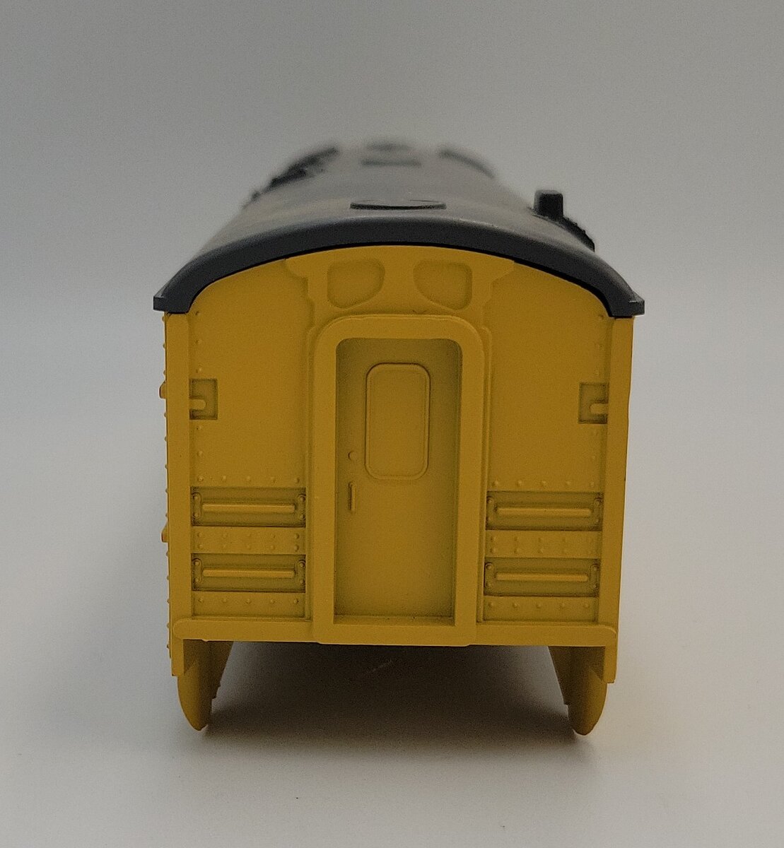 Lionel 16071-3 O Gauge Yellow UP New Baltimore Dining Car Shell w/ Gray Top