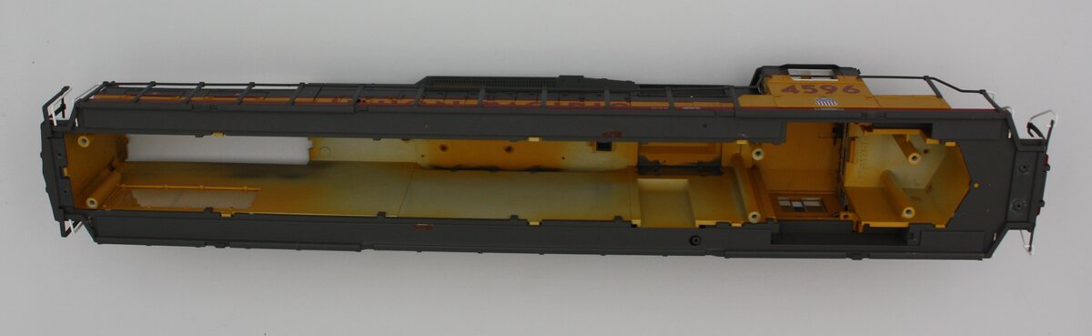 Lionel 28256-002 Union Pacific SD-40T-2 #4596 Dummy Shell