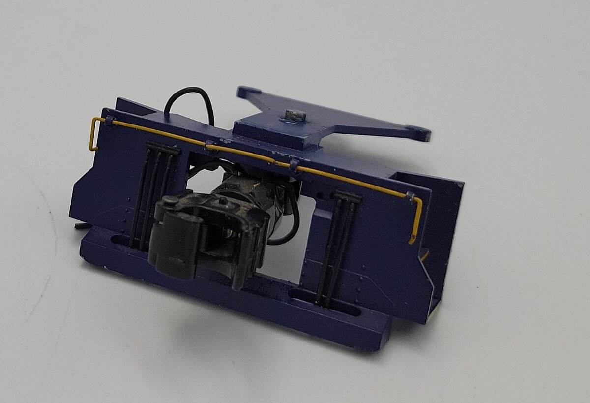 Lionel 2433850-071 O Gauge Navy & Yellow Kinematic Pilot w/ Operating Coupler