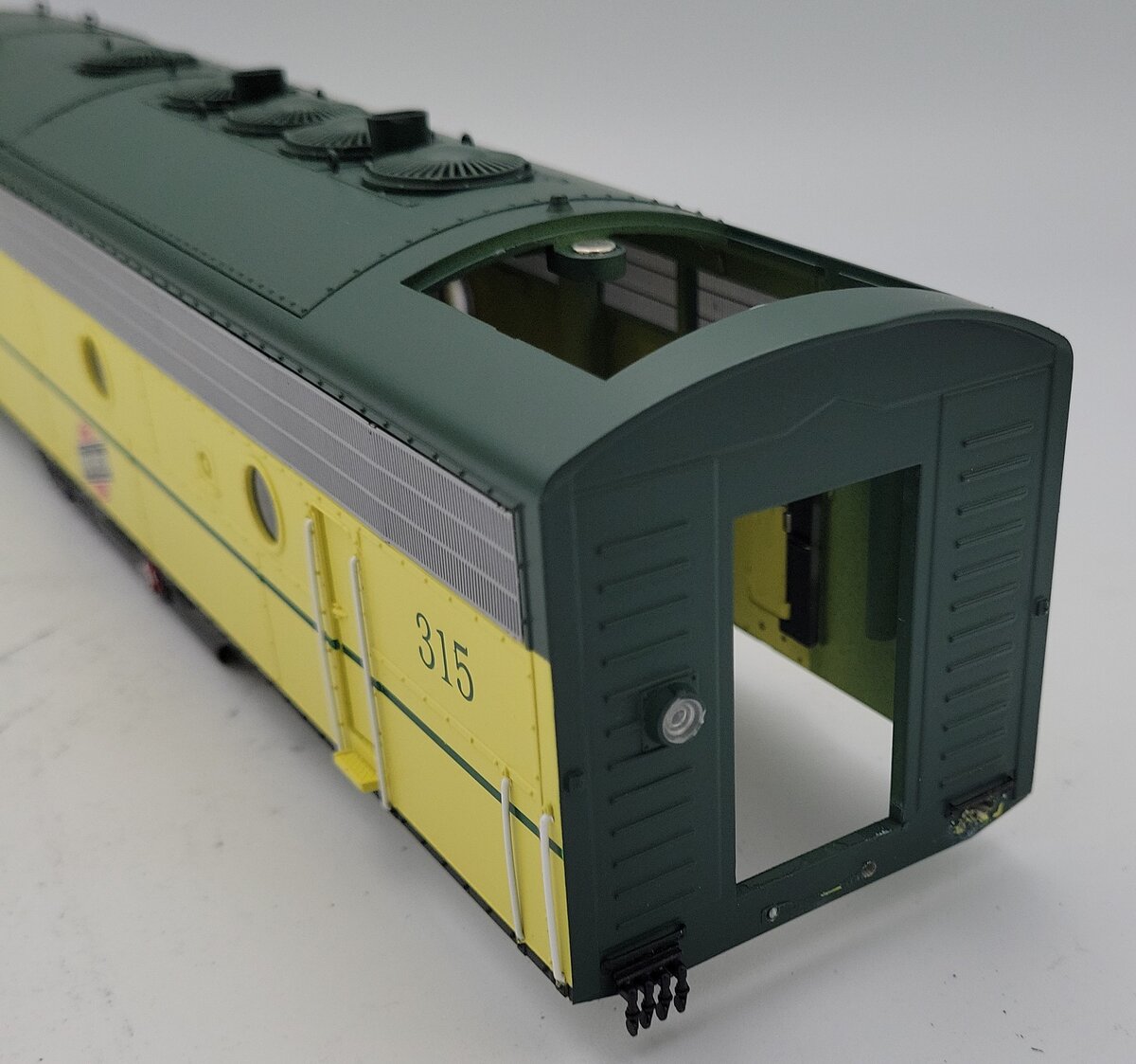 Lionel 38763-2 Chicago and North Western Non Powered Scale F-7 B-Unit Diesel #31