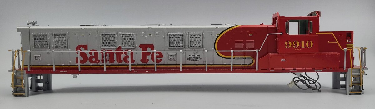 Lionel 38547-10 Diecast Santa Fe Genset Diesel Switcher Locomotive Shell #9910