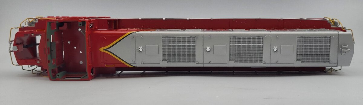 Lionel 38547-10 Diecast Santa Fe Genset Diesel Switcher Locomotive Shell #9910