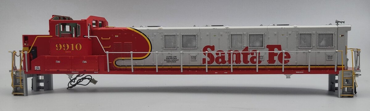 Lionel 38547-10 Diecast Santa Fe Genset Diesel Switcher Locomotive Shell #9910