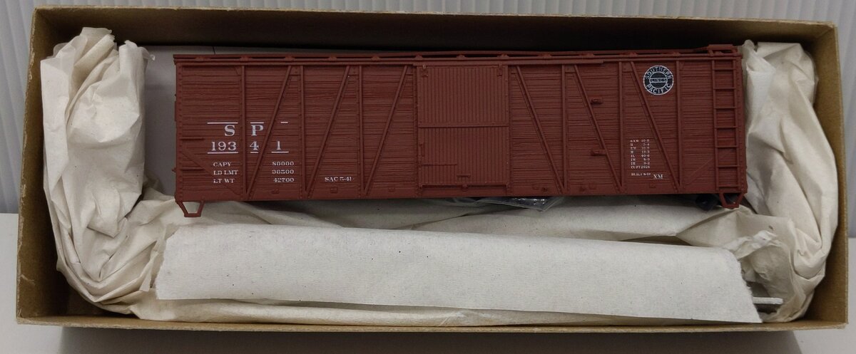 Accurail 43011 HO Scale Southern Pacific 40' O.B. Boxcar 8-Panel Road #: 19341