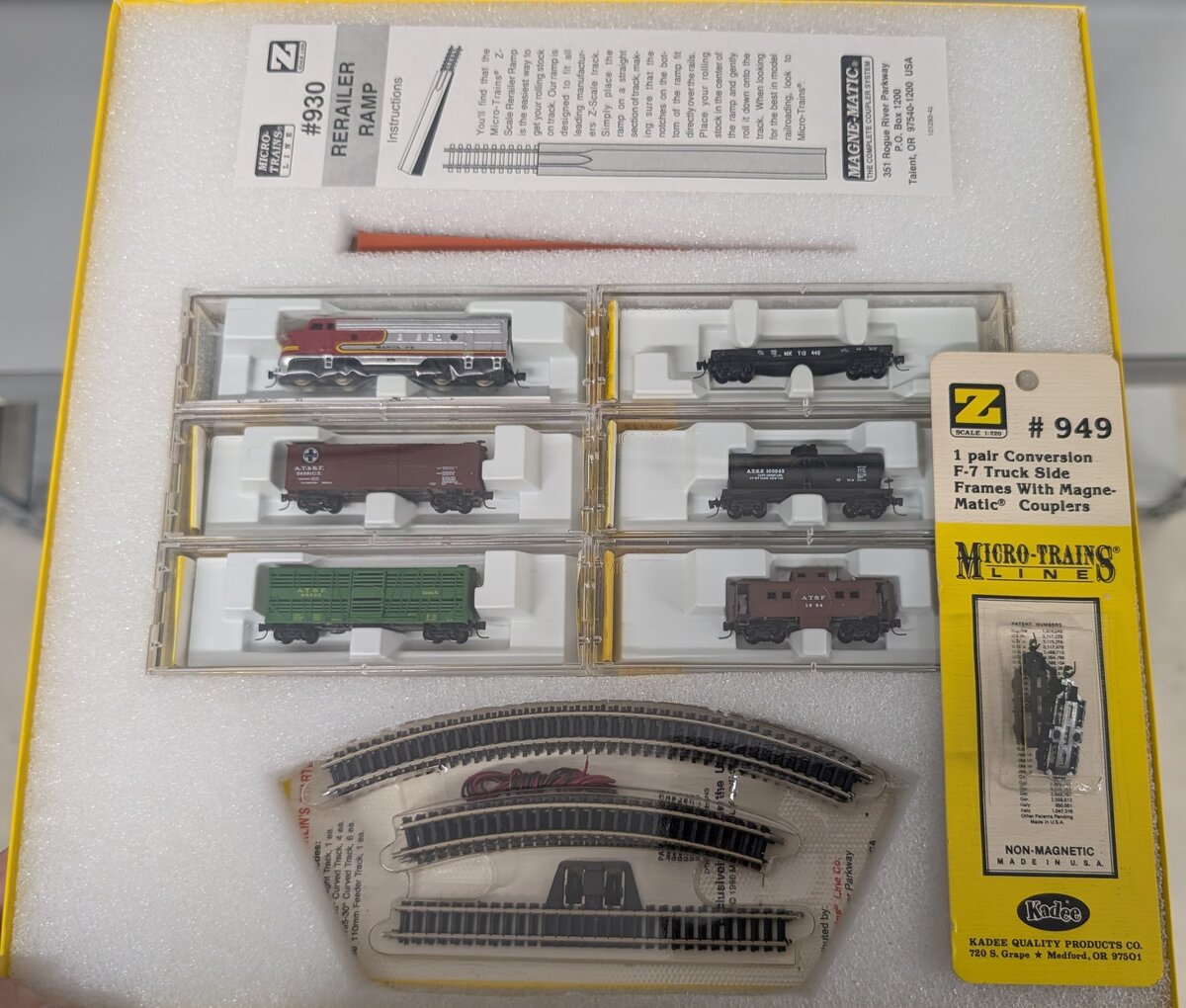 MicroTrains Santa Fe Desktop Railroad Z Gauge Diesel Freight Train Set