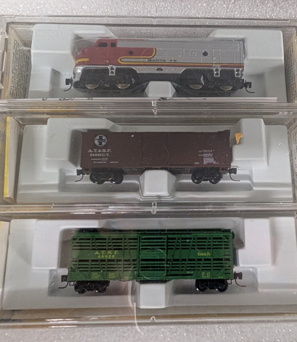 MicroTrains Santa Fe Desktop Railroad Z Gauge Diesel Freight Train Set