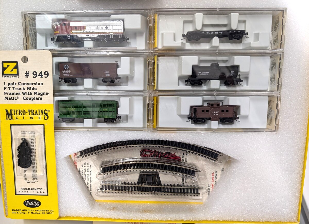 MicroTrains Santa Fe Desktop Railroad Z Gauge Diesel Freight Train Set