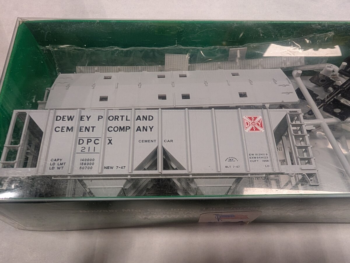 Bowser 56878 HO KIT 70-Ton 2-Bay Covered Hop, Dewey Cement #211 Kit