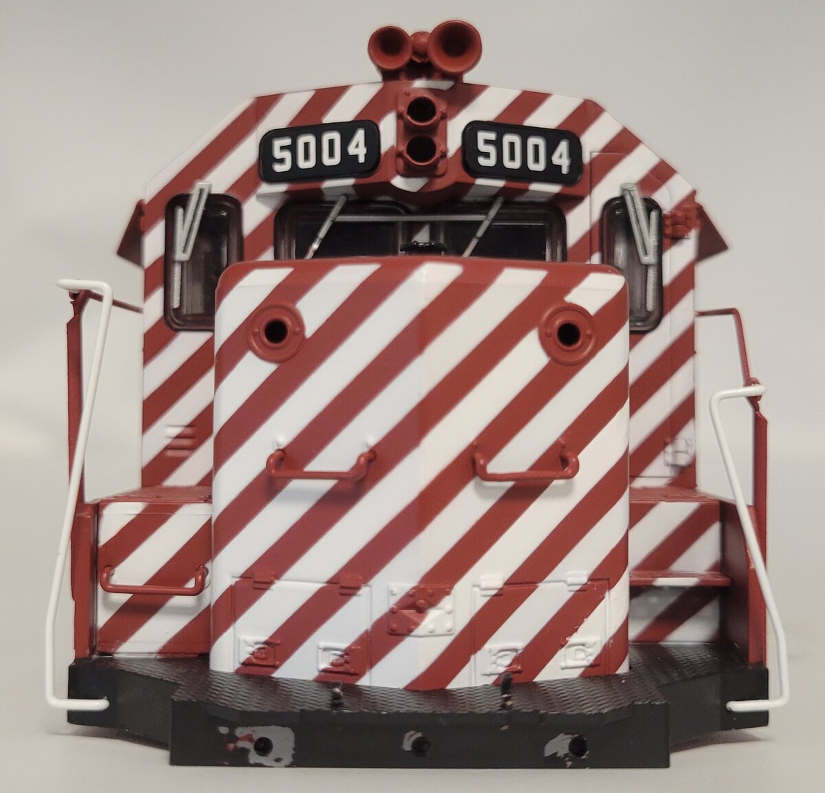 Lionel 39556-2 Canadian Pacific Rail GP-35 Diesel Locomotive #5004