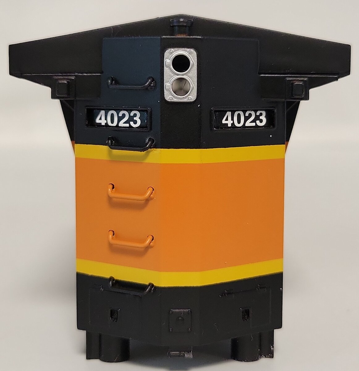 Lionel 39571-2 BNSF Legacy Dash 9-44CW Diesel Locomotive Shell #4023