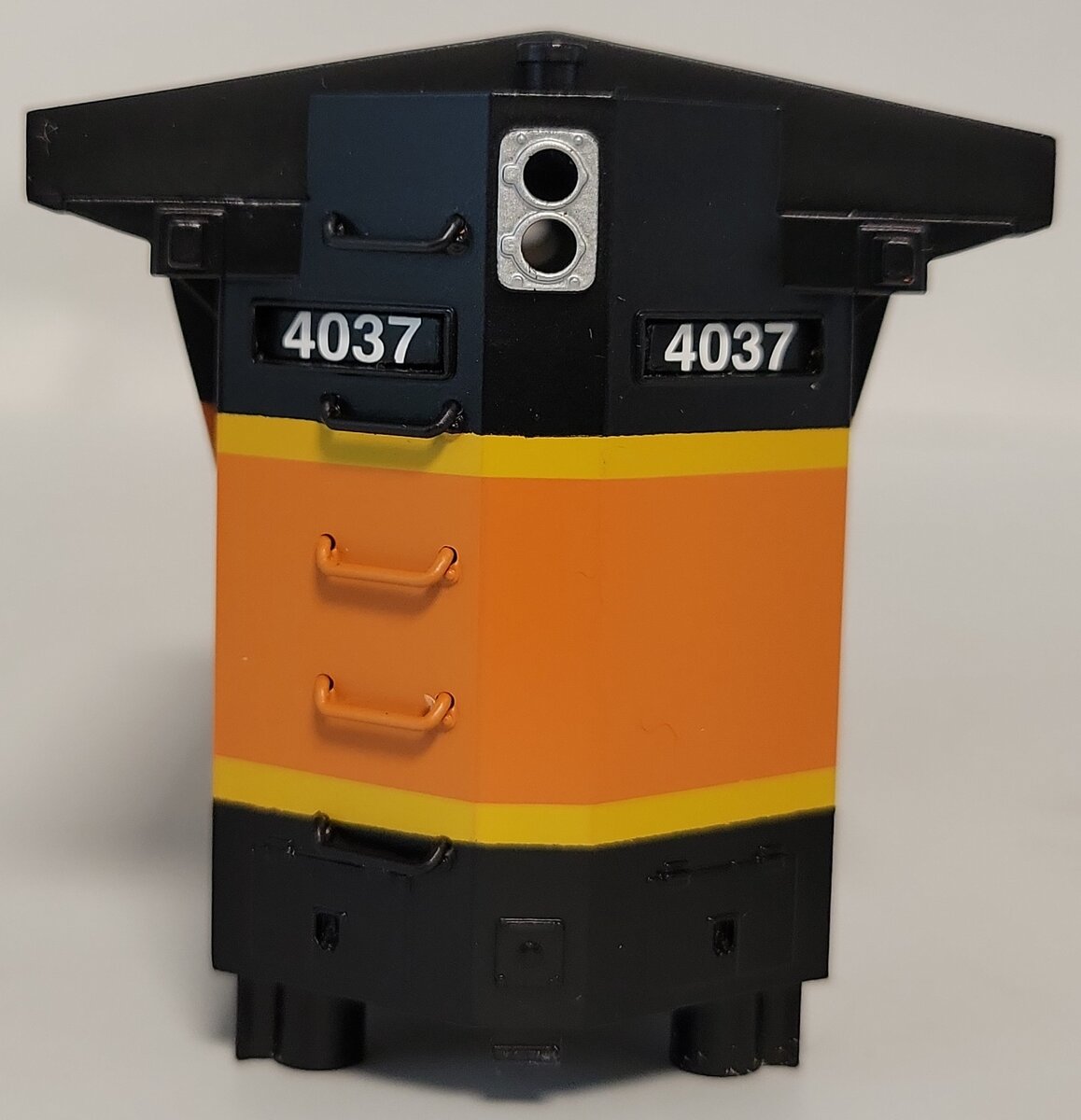 Lionel 39572-2 BNSF Legacy Dash 9-44CW Diesel Locomotive Shell #4037