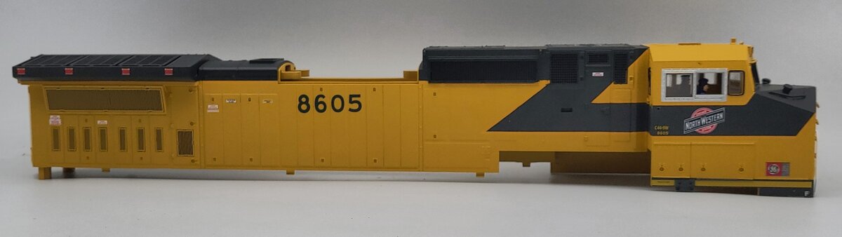 Lionel 39574-2 C&NW Dash 9-44CW Diesel Locomotive Shell #8605