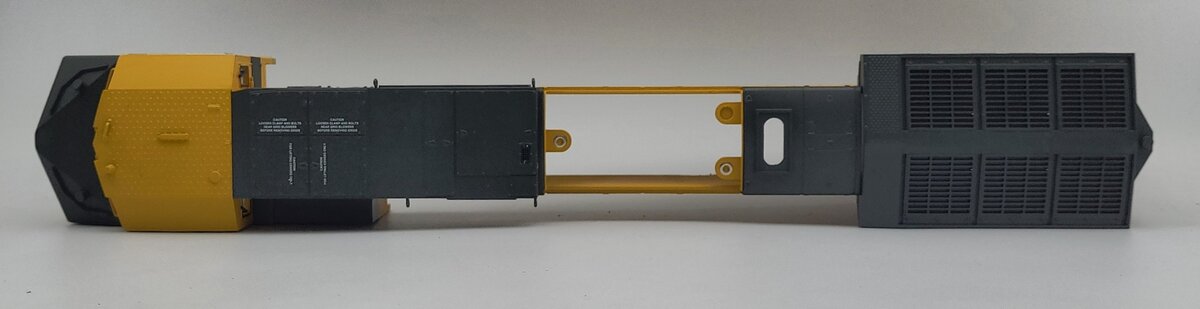 Lionel 39575-2 C&NW Dash 9-44CW Diesel Locomotive Shell #8610