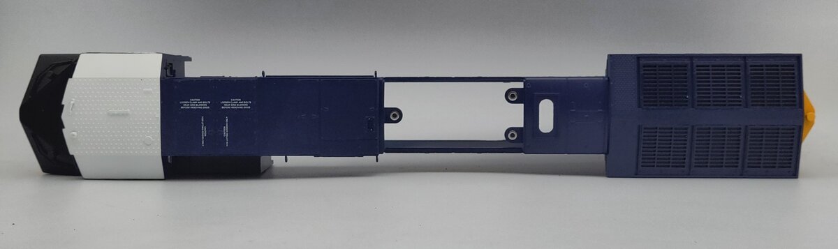 Lionel 39584-2 CSX Dash 9-44CW Diesel Locomotive Shell #9048