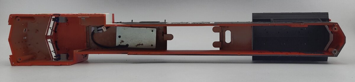 Lionel 39589-2 Canadian National Dash-9 Diesel Locomotive Shell #2534