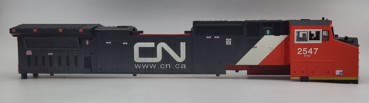 Lionel 39590-2 Canadian National Dash-9 Diesel Locomotive Shell #2547