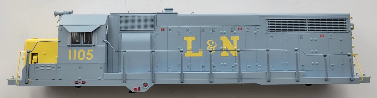 Lionel 38865-2 Louisville and Nashville GP-35 Diesel Locomotive Shell #1105