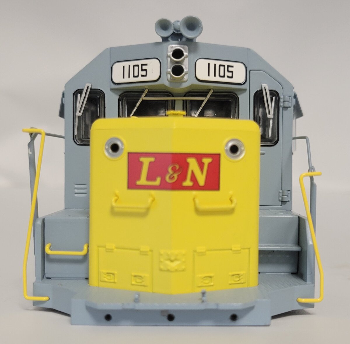 Lionel 38865-2 Louisville and Nashville GP-35 Diesel Locomotive Shell #1105