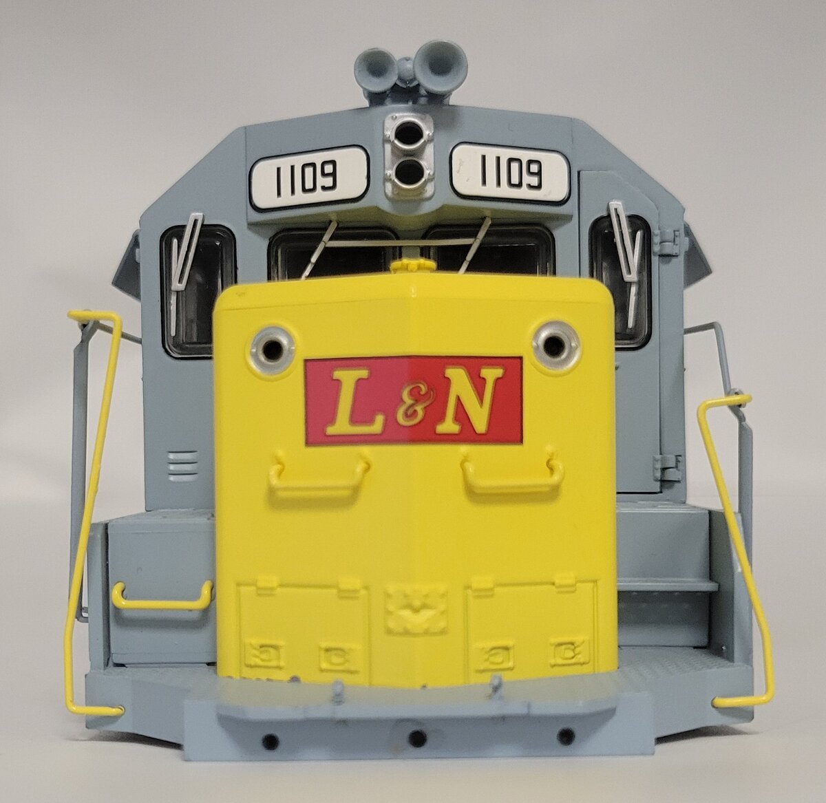 Lionel 38866-2 Louisville and Nashville GP-35 Diesel Locomotive Shell #1109