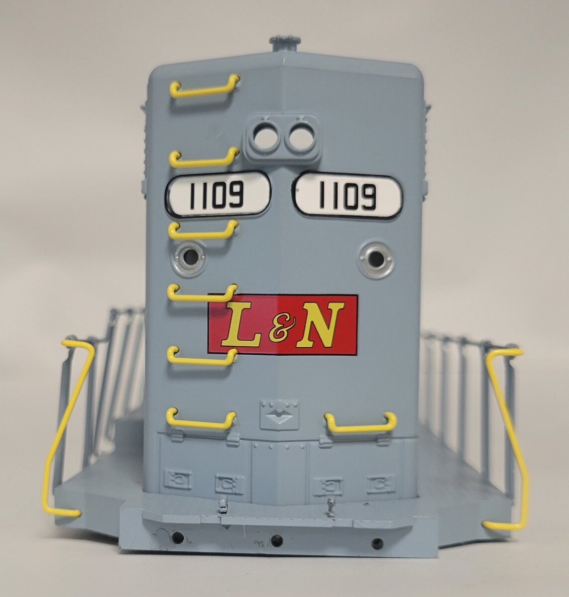 Lionel 38866-2 Louisville and Nashville GP-35 Diesel Locomotive Shell #1109