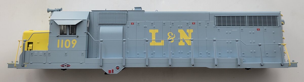 Lionel 38866-2 Louisville and Nashville GP-35 Diesel Locomotive Shell #1109