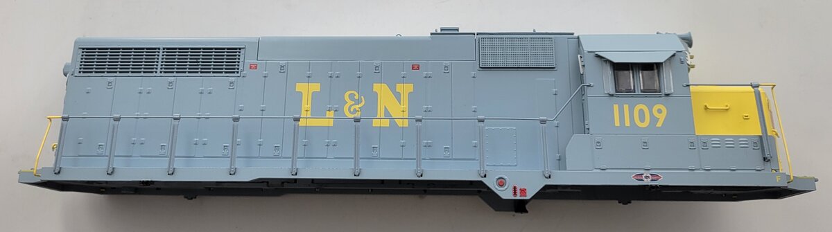 Lionel 38866-2 Louisville and Nashville GP-35 Diesel Locomotive Shell #1109