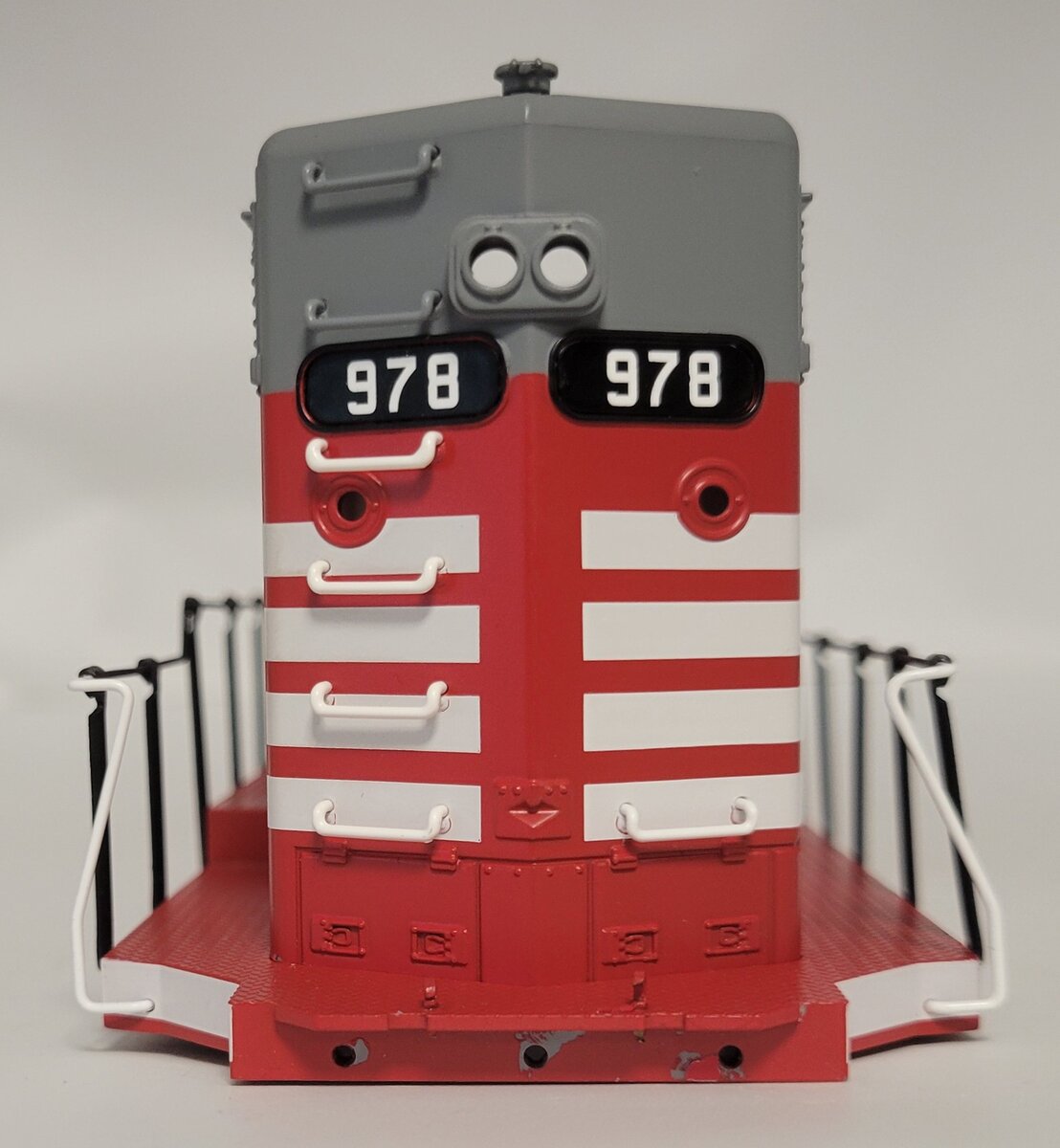 Lionel 38868-2 GP-35 Burlington CB&Q GP-35 Diesel Locomotive Shell #978
